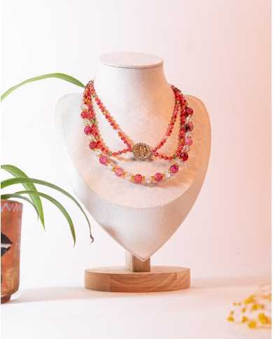 COLLAR Y ARETES KAWSAY CRISTALES