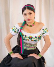 BLUSA YAKU VERDE BORDADO ORLÓN