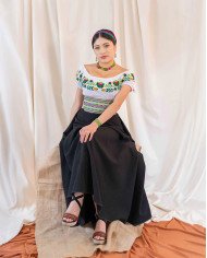 BLUSA YAKU VERDE BORDADO ORLÓN