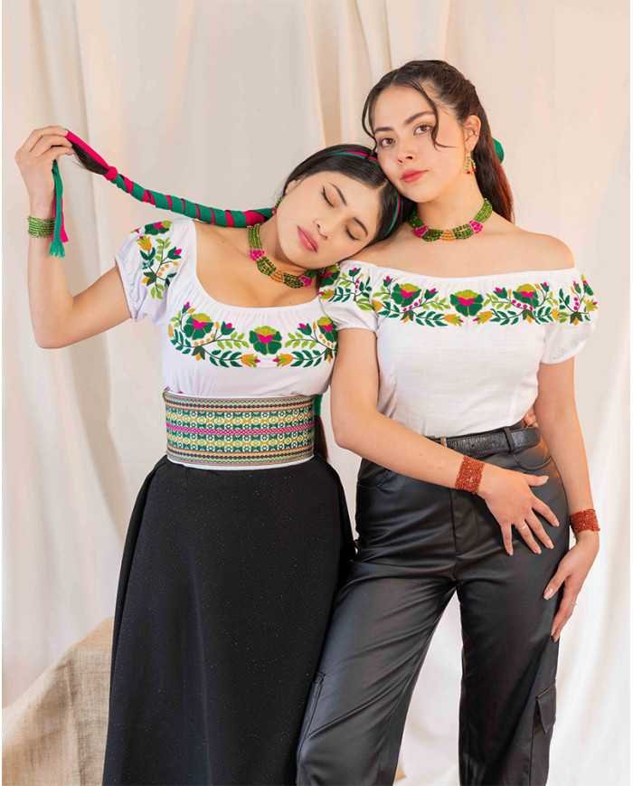 BLUSA YAKU VERDE BORDADO ORLÓN