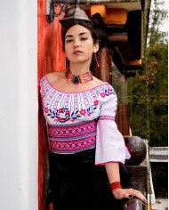 BLUSA TAMIA PURUHÁ BORDADO ORLÓN