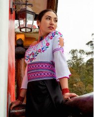 BLUSA TAMIA PURUHÁ BORDADO ORLÓN