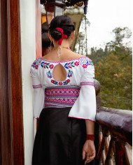 BLUSA TAMIA PURUHÁ BORDADO ORLÓN