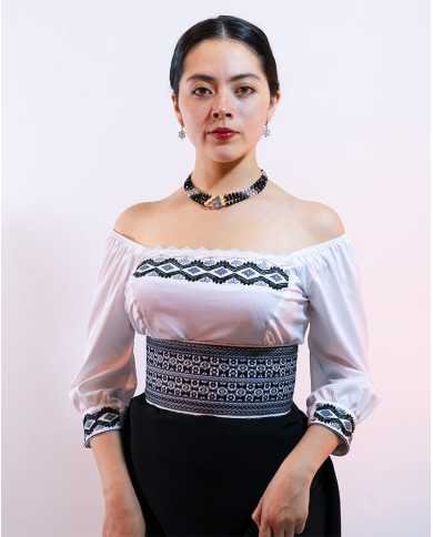 BLUSA YUYAY NEGRO BORDADO ORLÓN