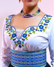 BLUSA KAMANA AZUL BORDADO ORLÓN