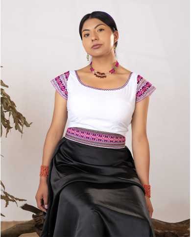 BLUSA PISHIKSISA VINO BORDADO ORLÓN