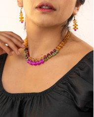 COLLAR Y ARETES KATIK MOSTAZA CRISTALES