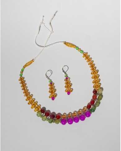 COLLAR Y ARETES KATIK MOSTAZA CRISTALES