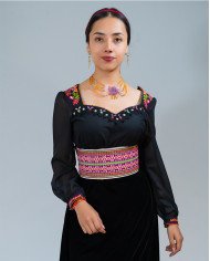 BLUSA WALLPAY NEGRO CON COLLAR Y ARETES